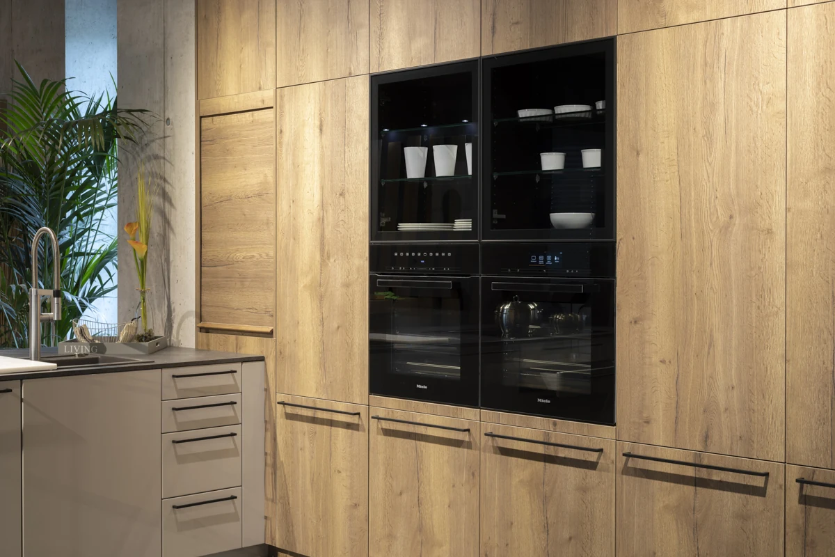 Miele-Einbaugeräte in der Holzfront unseres Studios