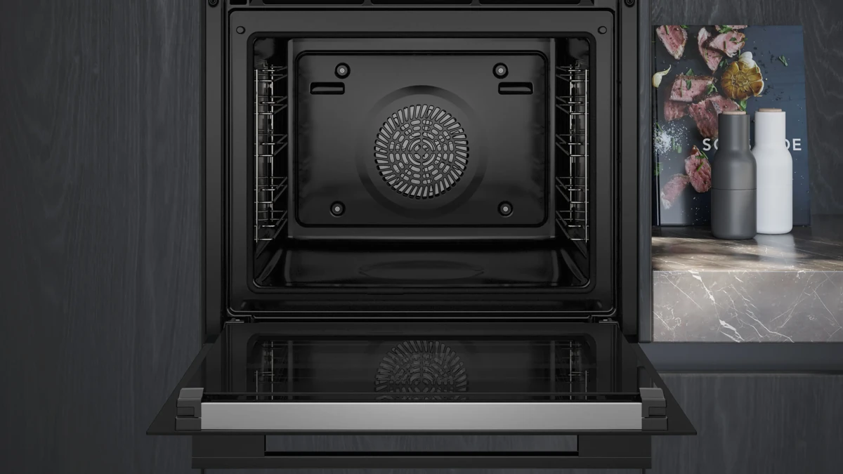Geöffneter Siemens iQ700 Backofen HR776G1B1